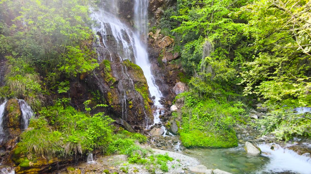 4K航拍山水风景高山流水大自然树木