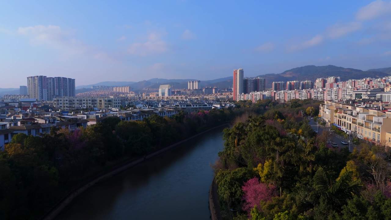 城市河畔风光