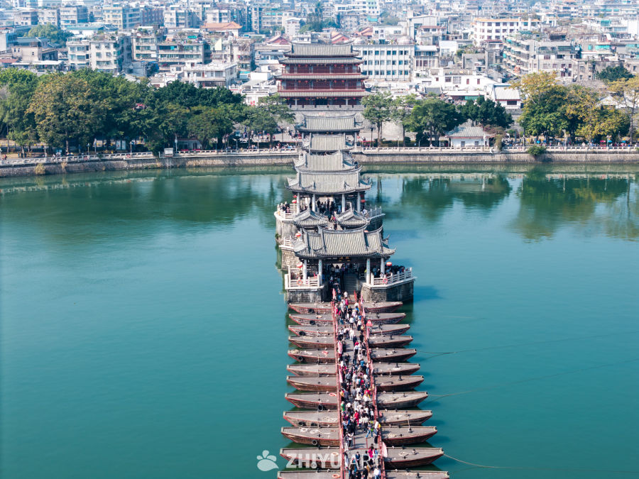 古桥横跨碧水，游人如织