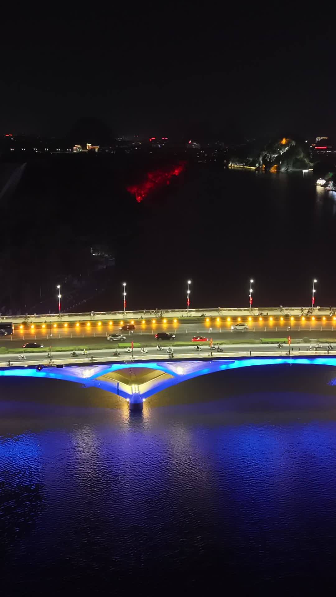 夜景下的桥梁与烟花