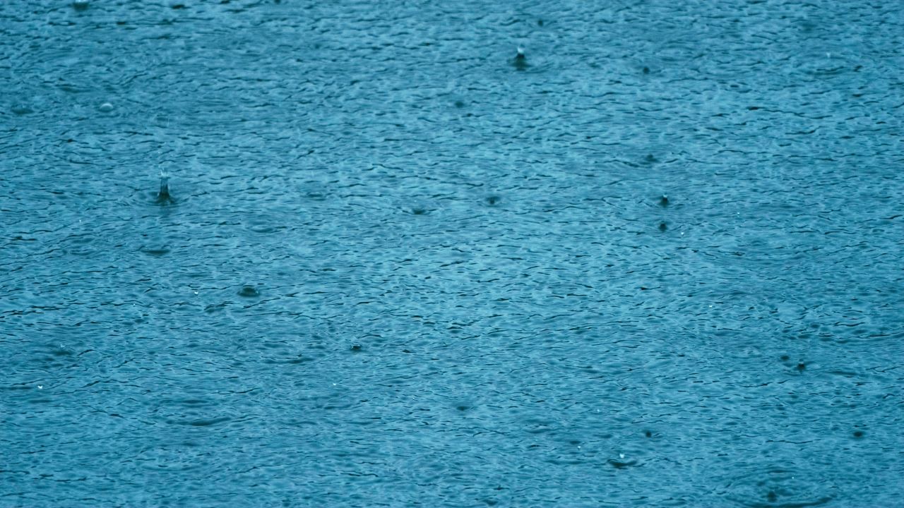 傍晚下雨池塘4慢镜头