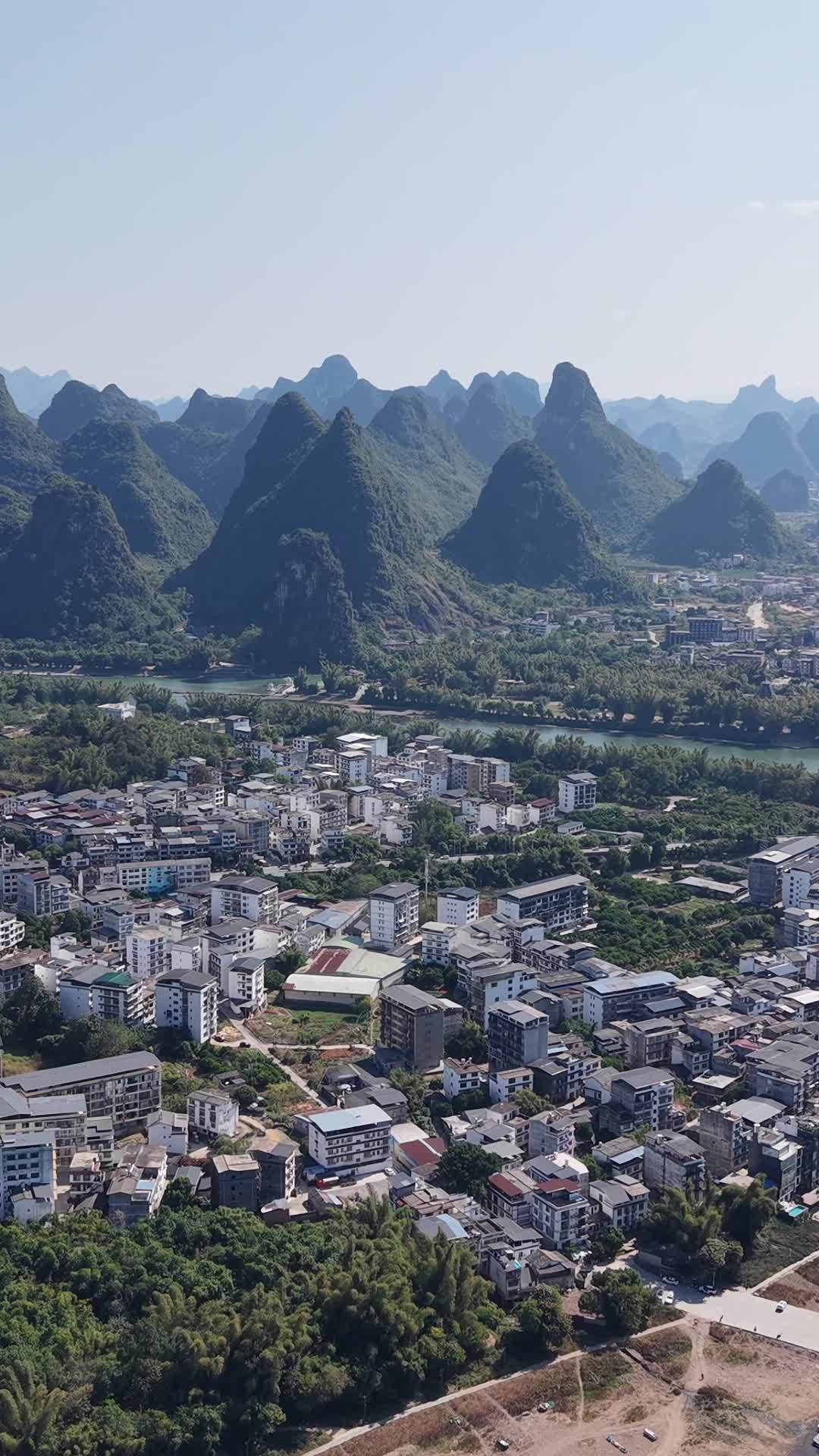 山水环绕的小镇