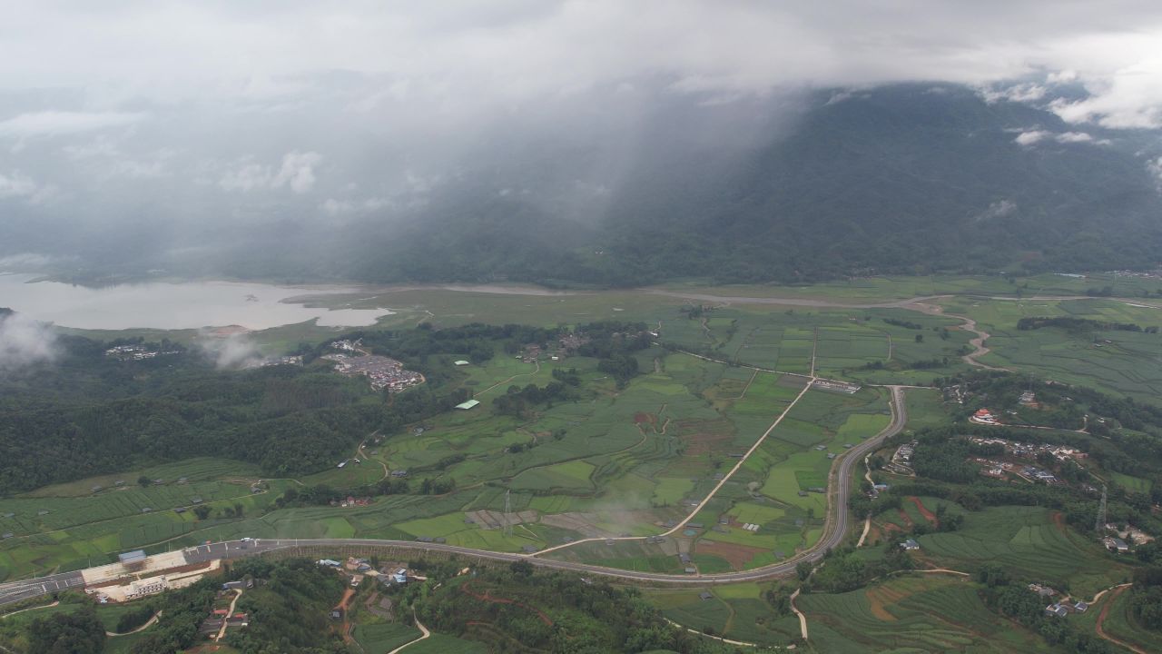 高速公路通向湖边的乡村