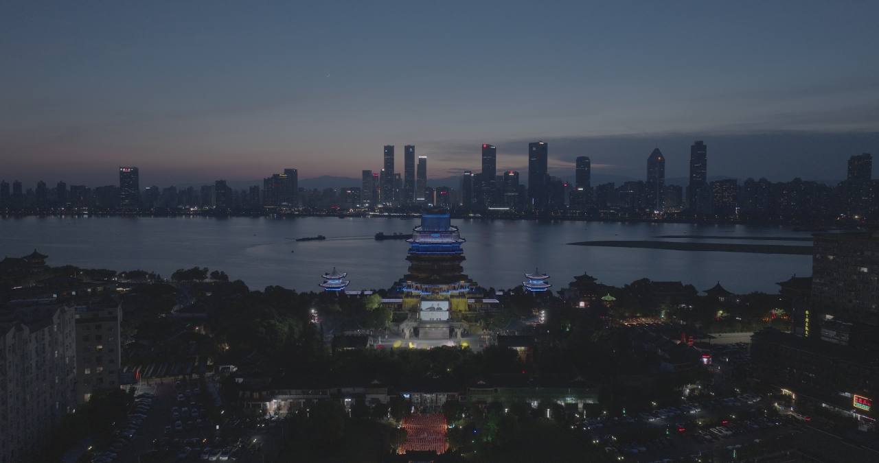 城市夜景下的古塔光影