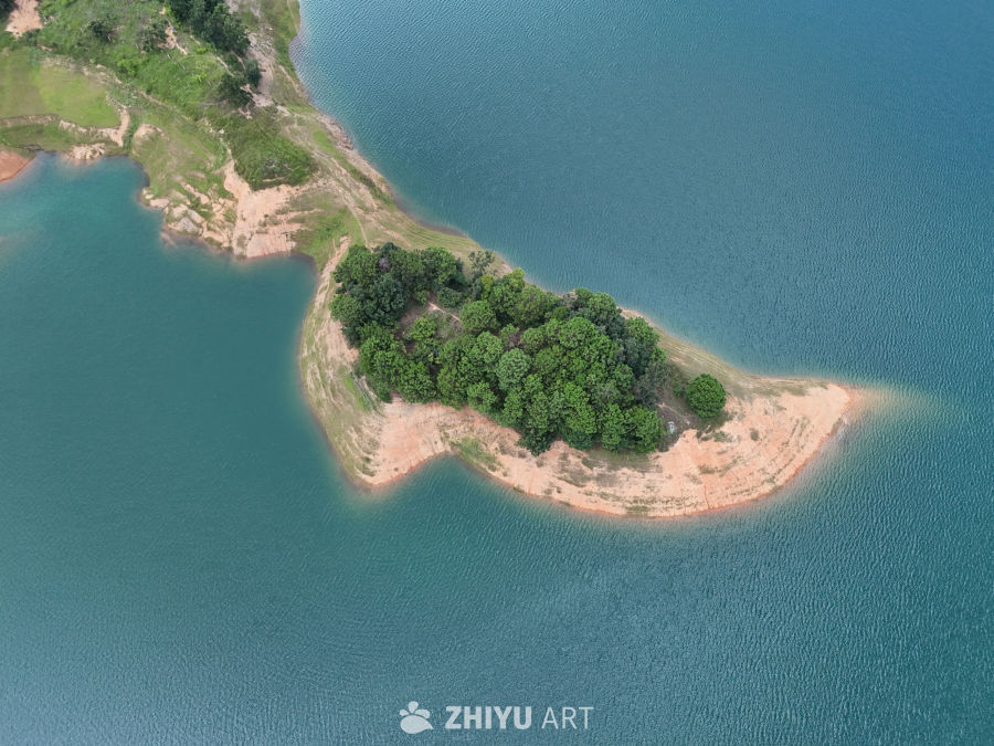 湖畔绿岛