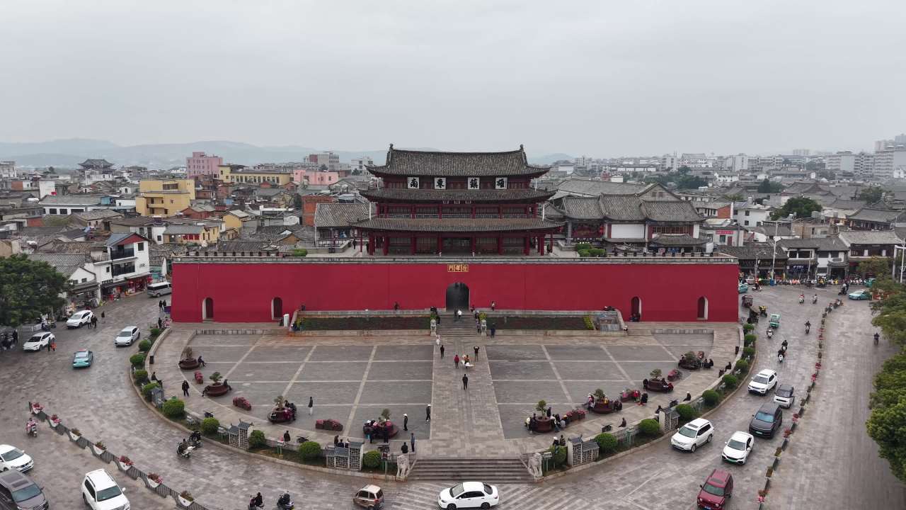 古城红墙与现代都市的交融