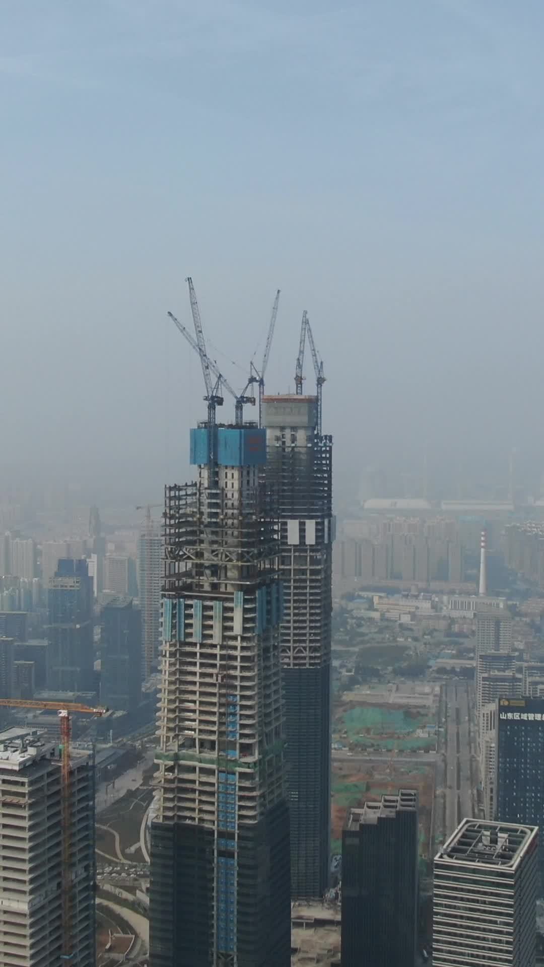 城市崛起：高楼建设中的繁忙景象