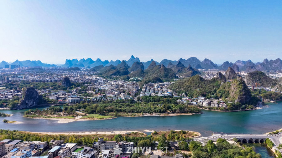 漓江边的喀斯特城市