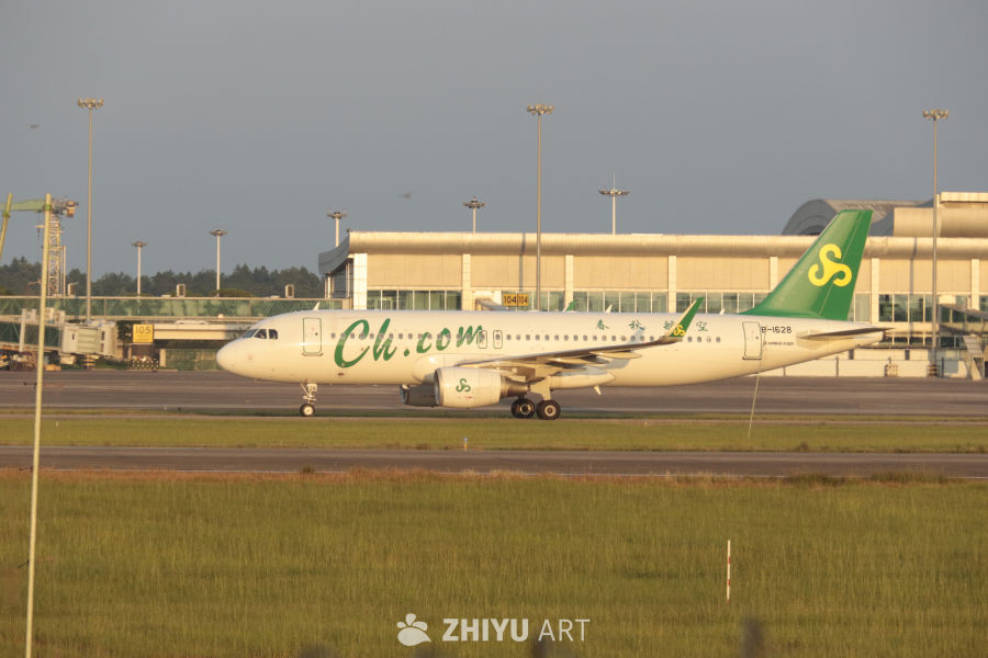 春秋航空飞机在机场跑道上