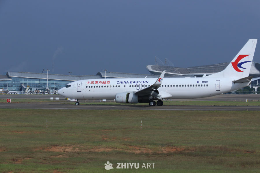 中国东方航空客机在机场跑道上