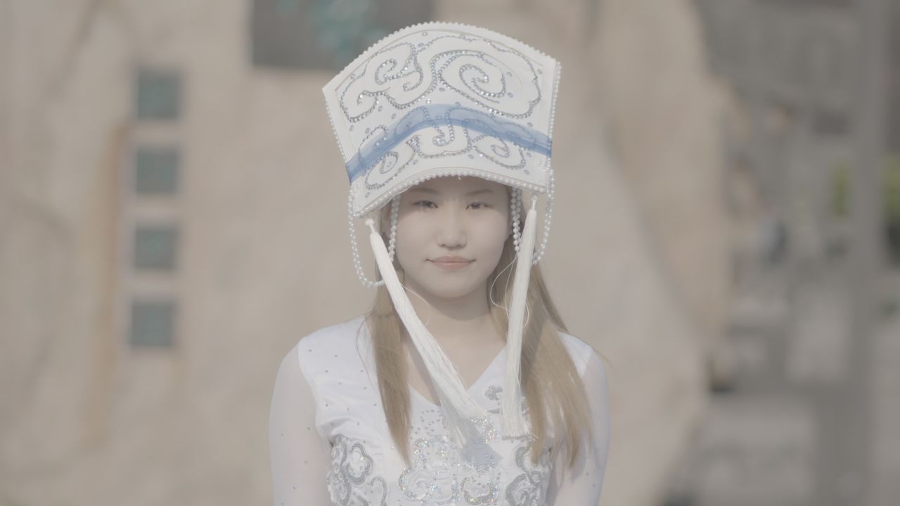 传统服饰下的微笑