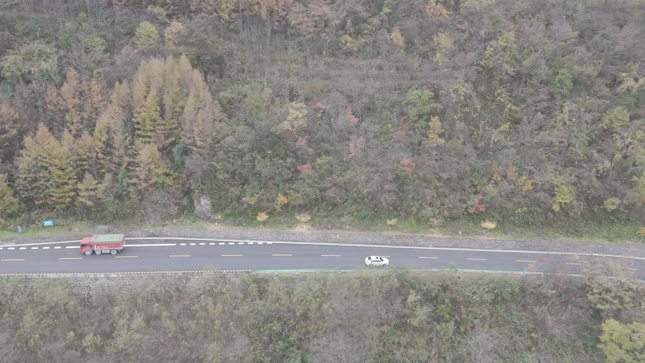 航拍公路车辆行驶场景