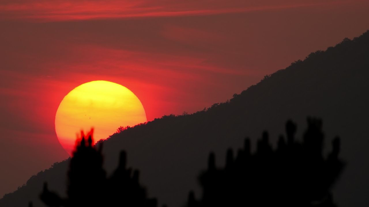 太阳日出日落夕阳逆光刺眼星芒