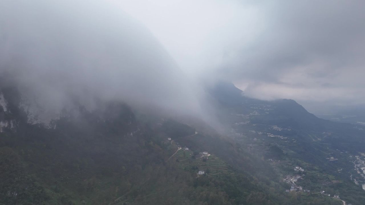 云雾缭绕的山谷风光