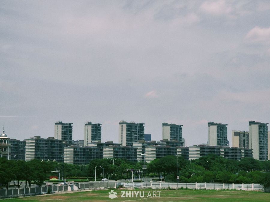 绿草坪与城市小区