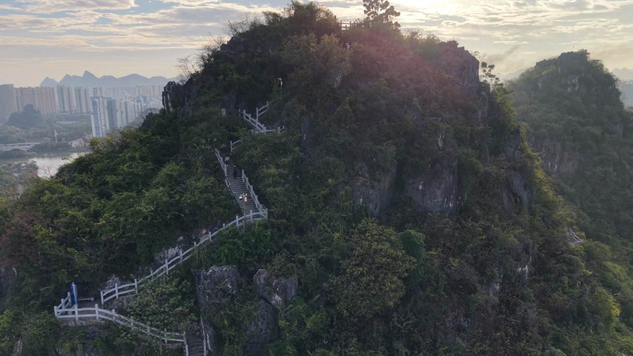 城市清晨的日出朝霞中苏醒山水与建筑共绘仙境天际线丨桂林临桂