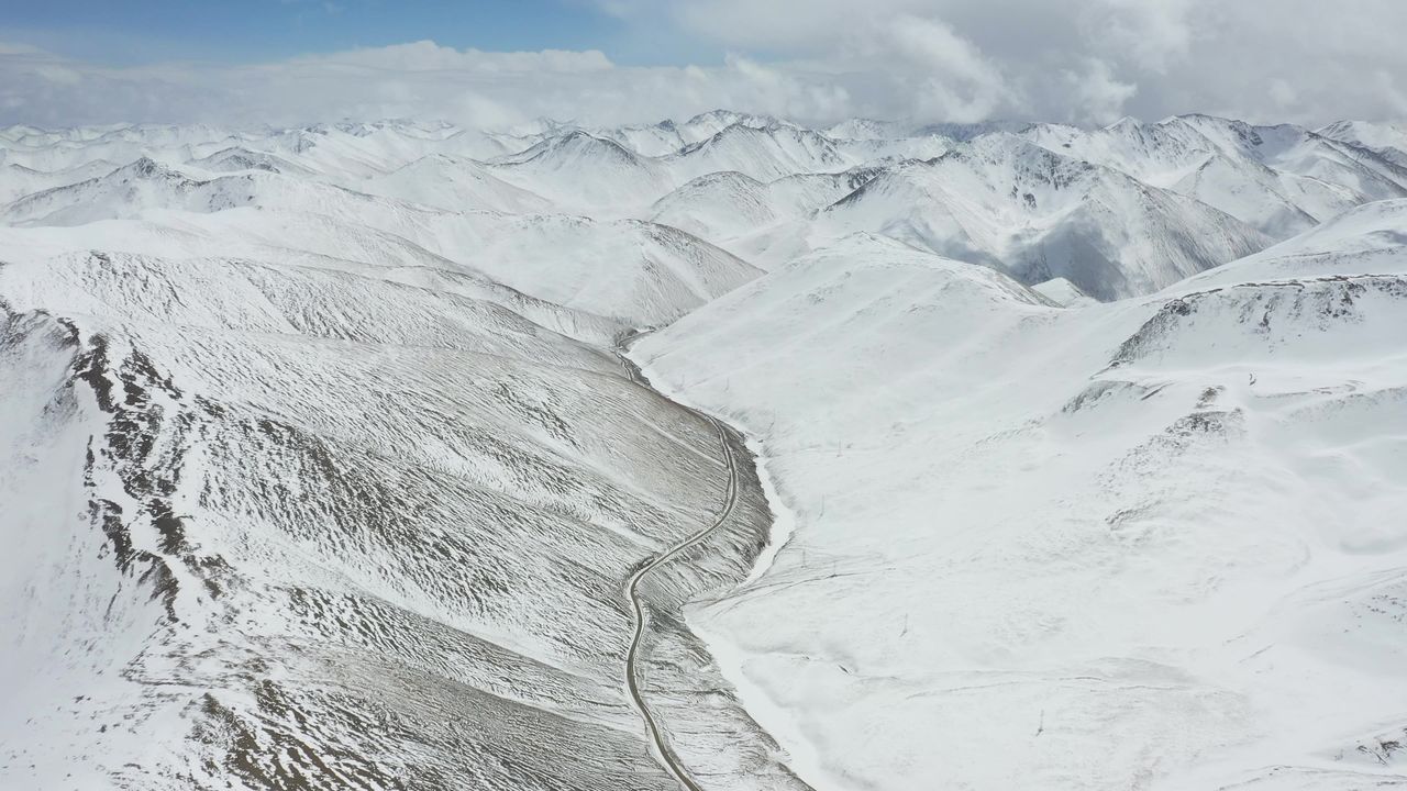 航拍西藏那曲比如县夏拉山雪景