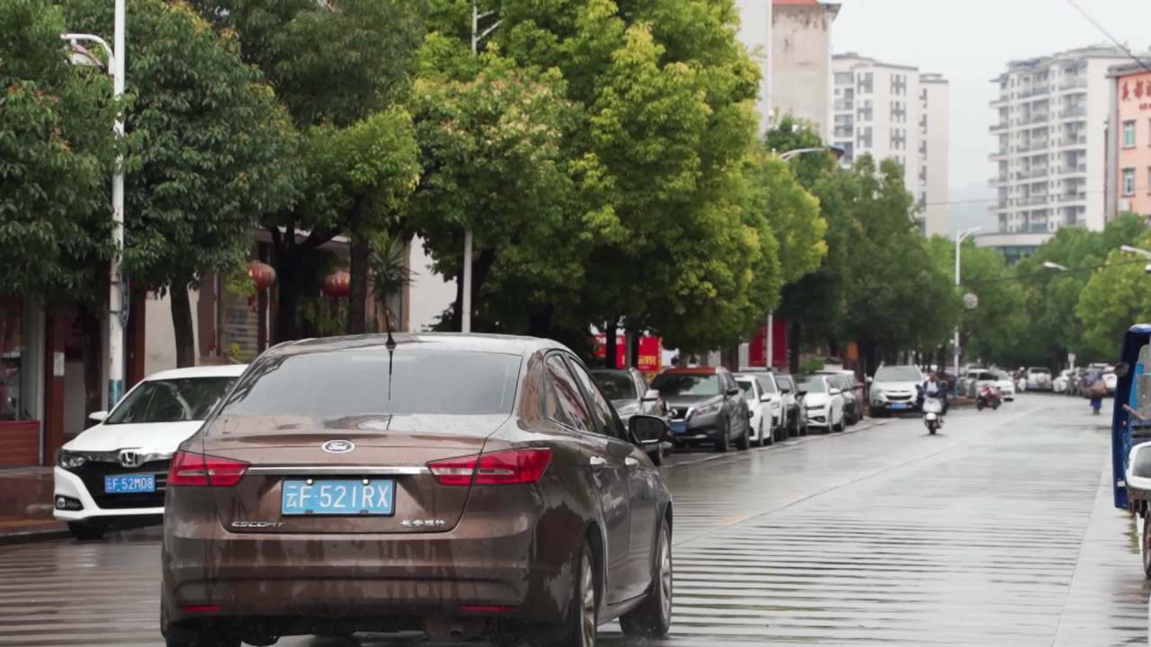 雨中城市街景