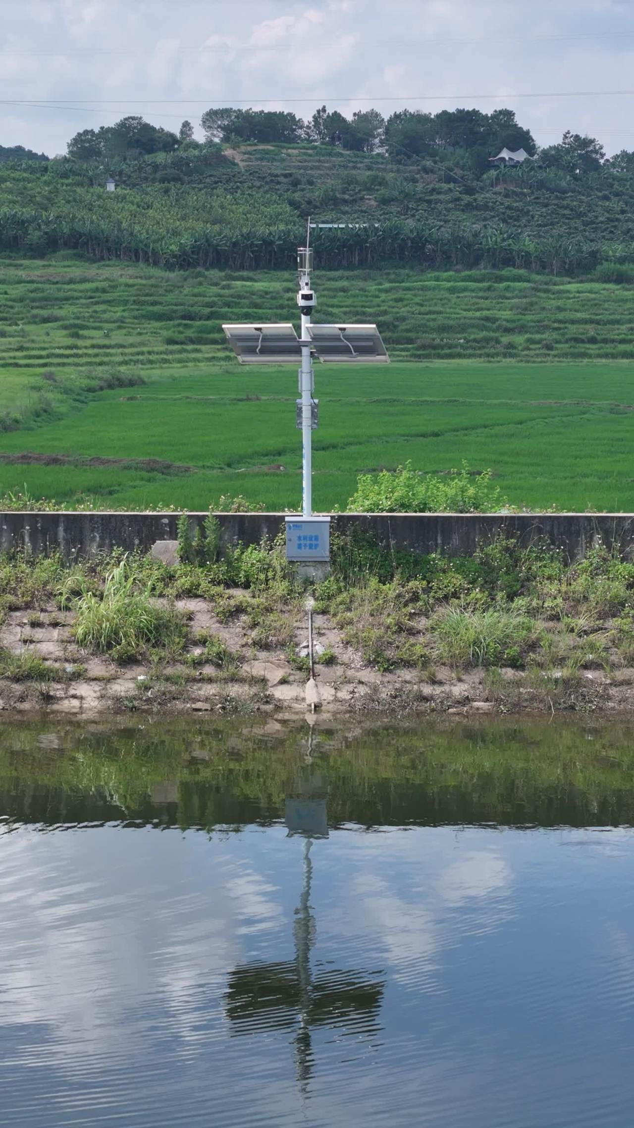乡村风光与太阳能装置