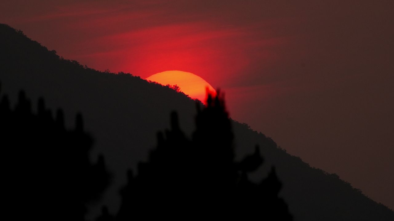 太阳日出日落夕阳逆光刺眼星芒