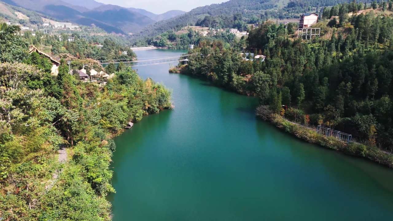 湖畔山景