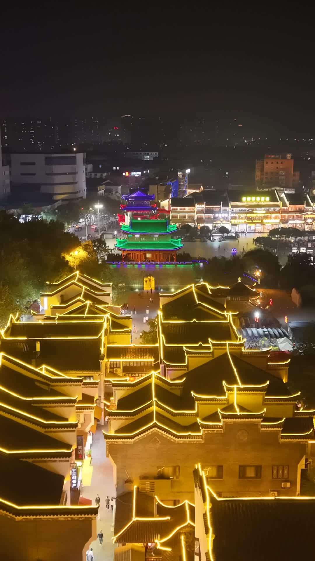 灯火辉煌的古街夜景