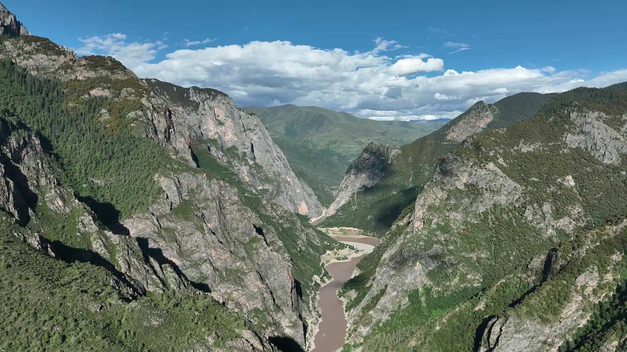 壮丽高山峡谷与蜿蜒河流全景