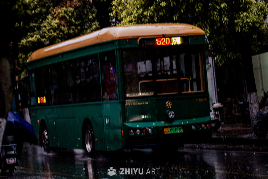 雨夜公交街景