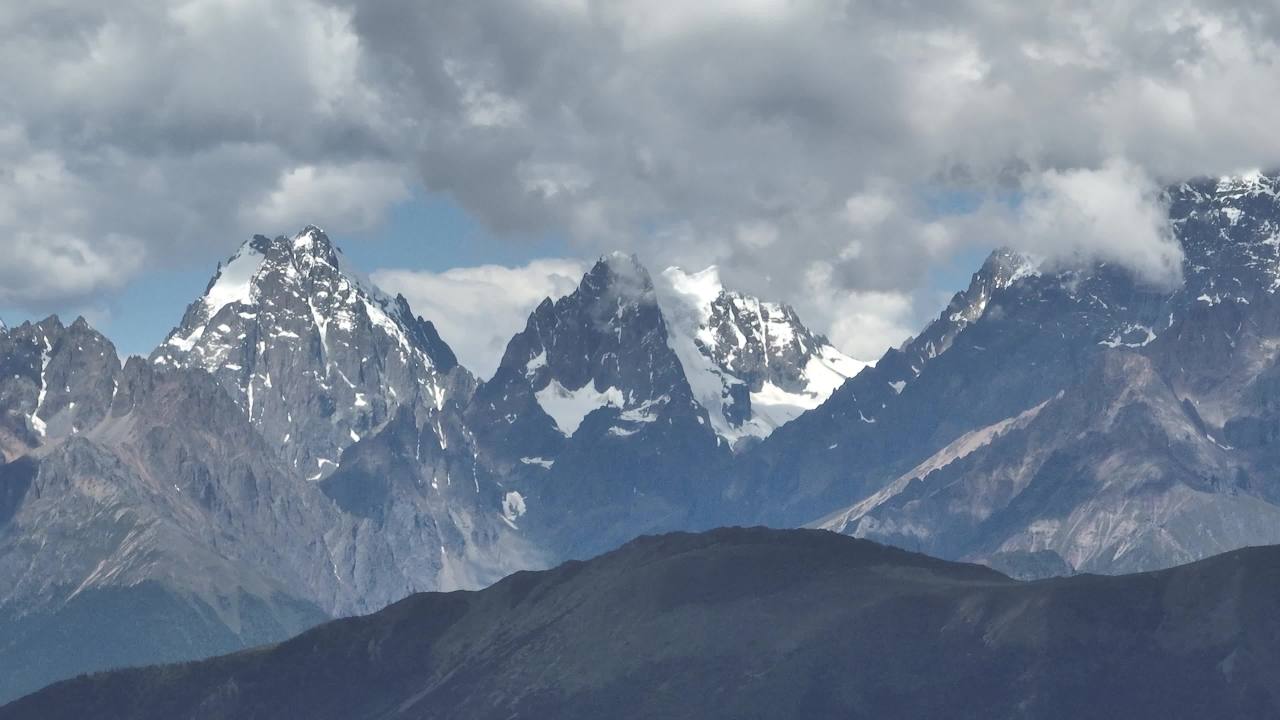 高山峡谷蓝天白云风景