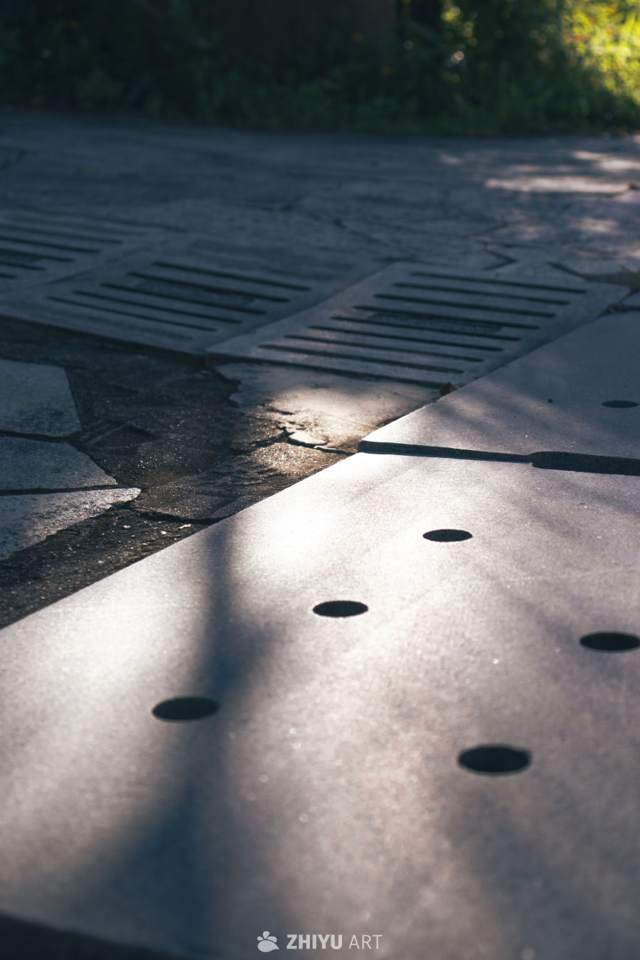 光影交错的地面细节