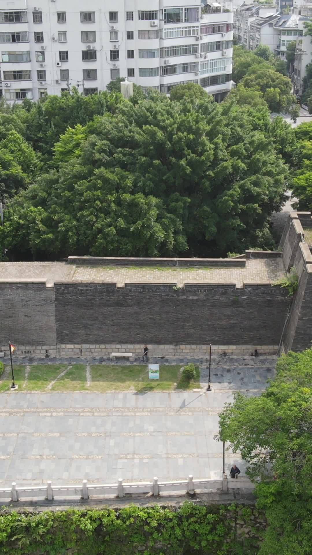 古城墙下的静谧时光