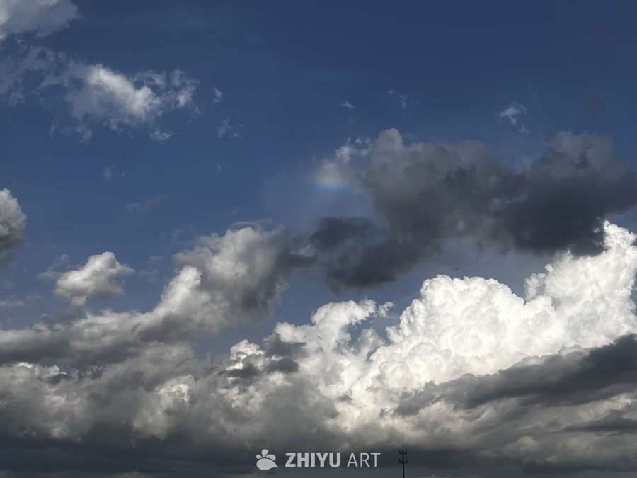 晴空下的彩虹与云海