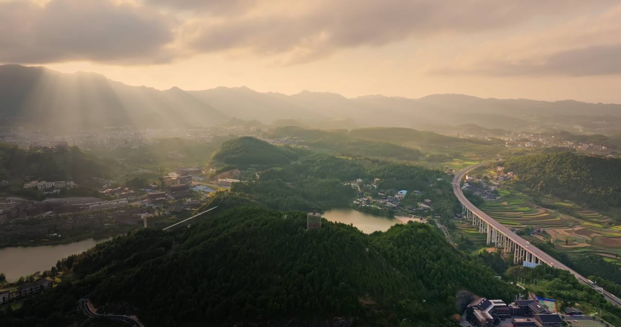 贵州黔东南丹寨县日落丁达尔效应城市风光航拍