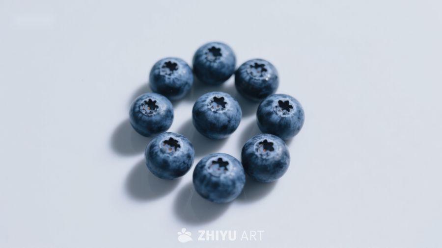 新鲜蓝莓排列在浅色背景上 724