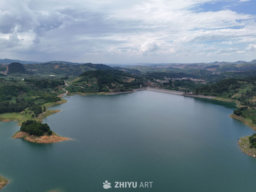 湖畔山丘的宁静画卷