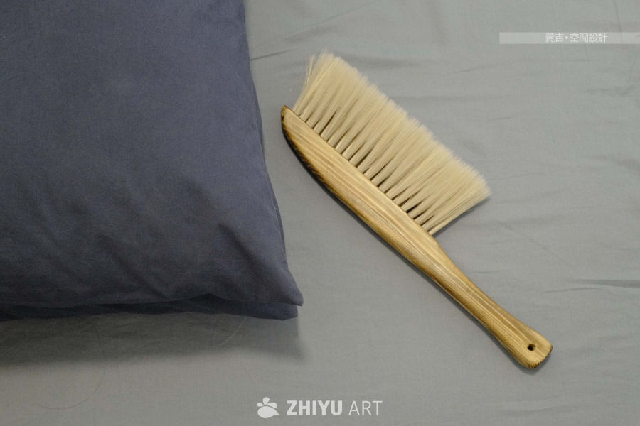 简约刷子与灰色枕