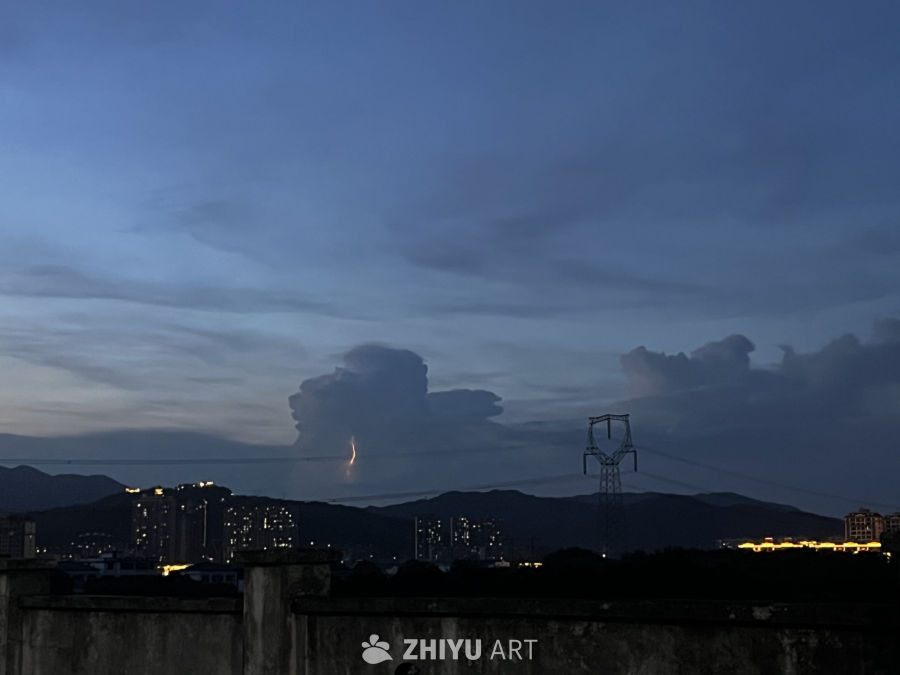 夜幕下的城市与云影