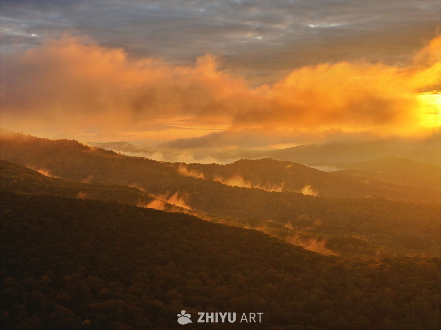 炽云漫山 层峰炙焰