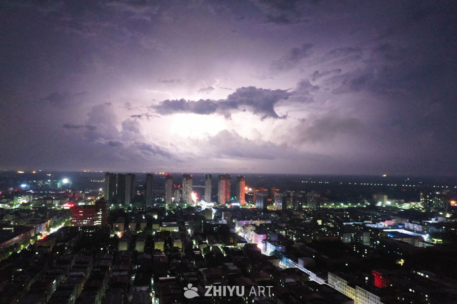 城市夜空下的闪电
