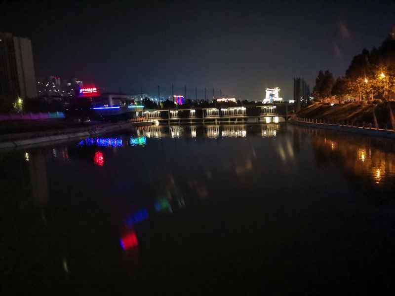 城市湖边夜景
