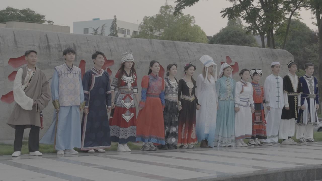 民族服饰集体行进