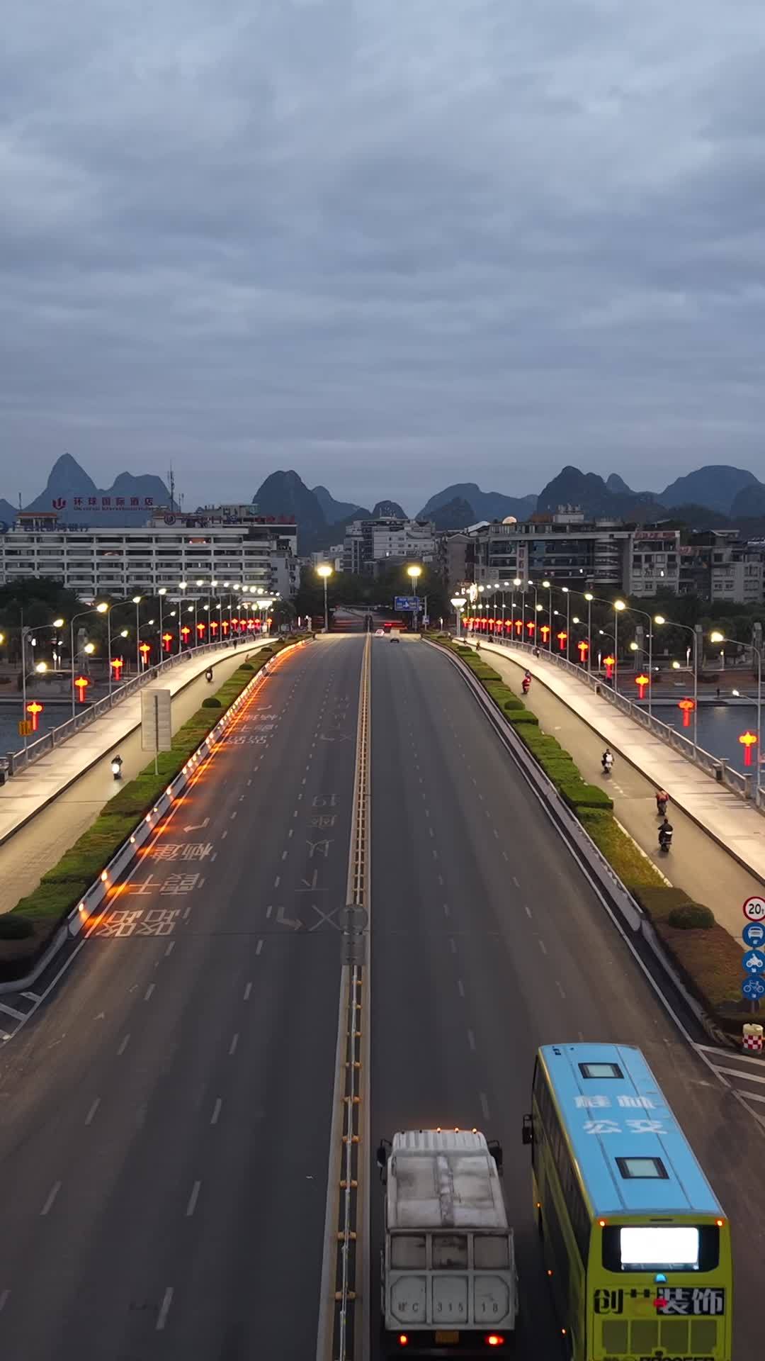 城市夜景中的车流与山景