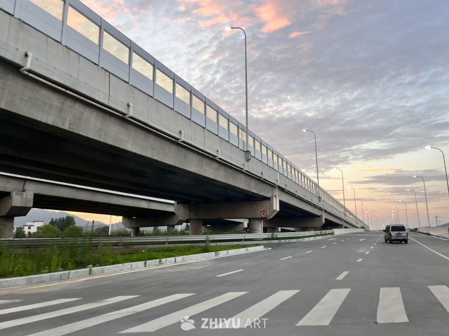 夕阳下的高架桥与道路