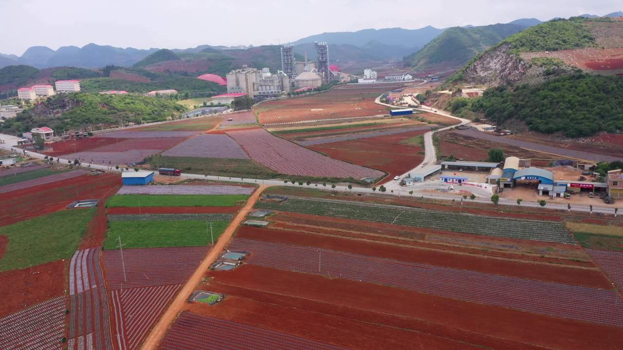 山间工业与农业交织的景象
