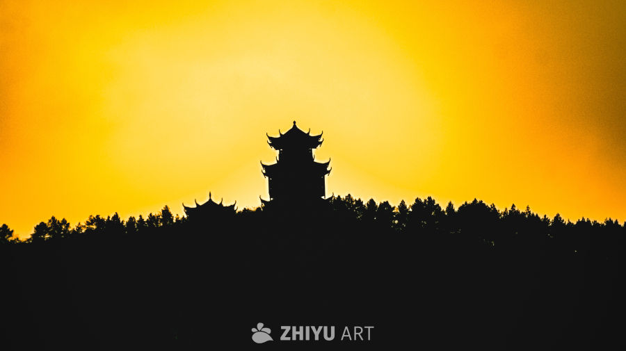 夕阳下的古塔剪影