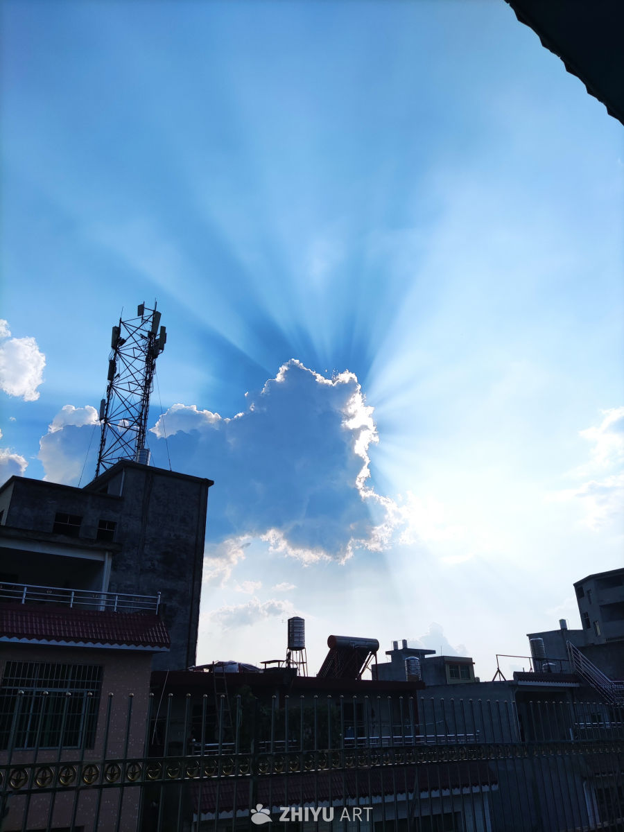 阳光穿透云层