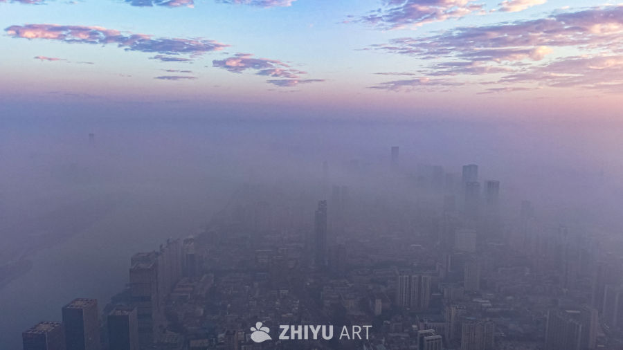 晨雾中的城市剪影
