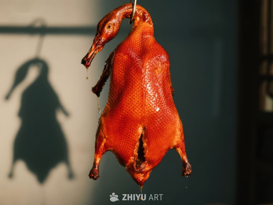 烤鸭悬挂，皮色金黄诱人 582