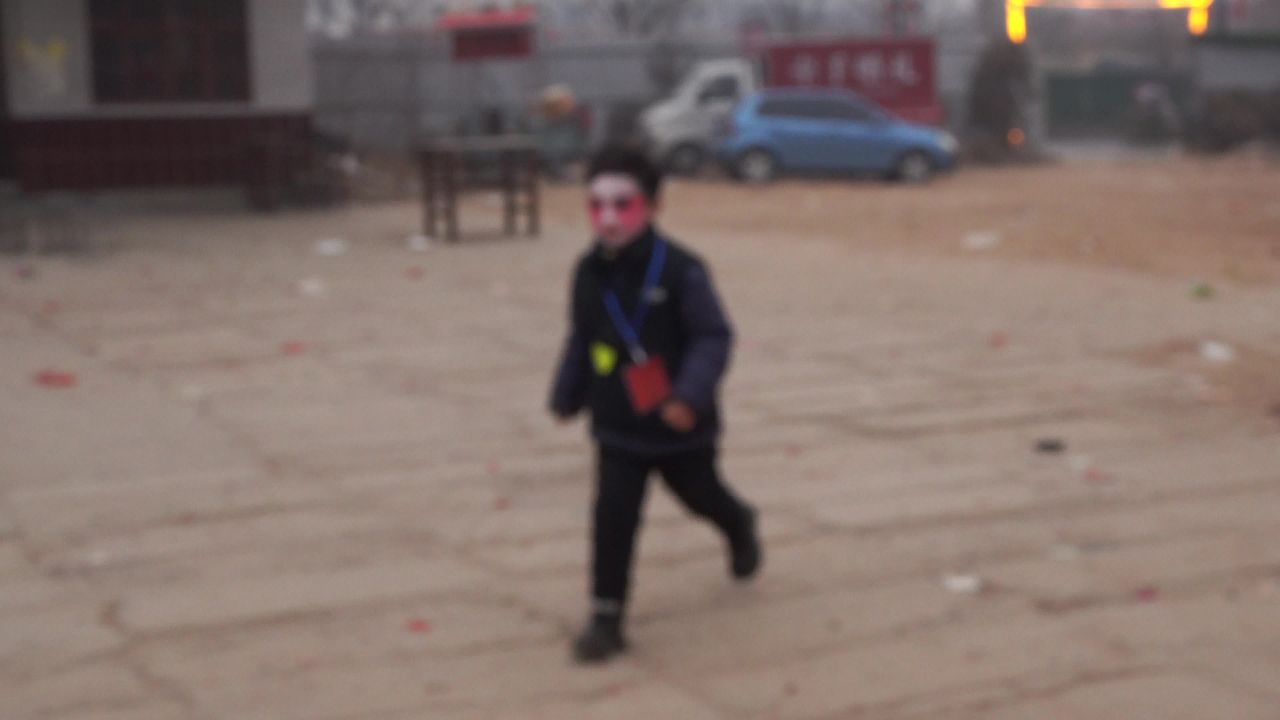 孩童戏曲妆奔跑