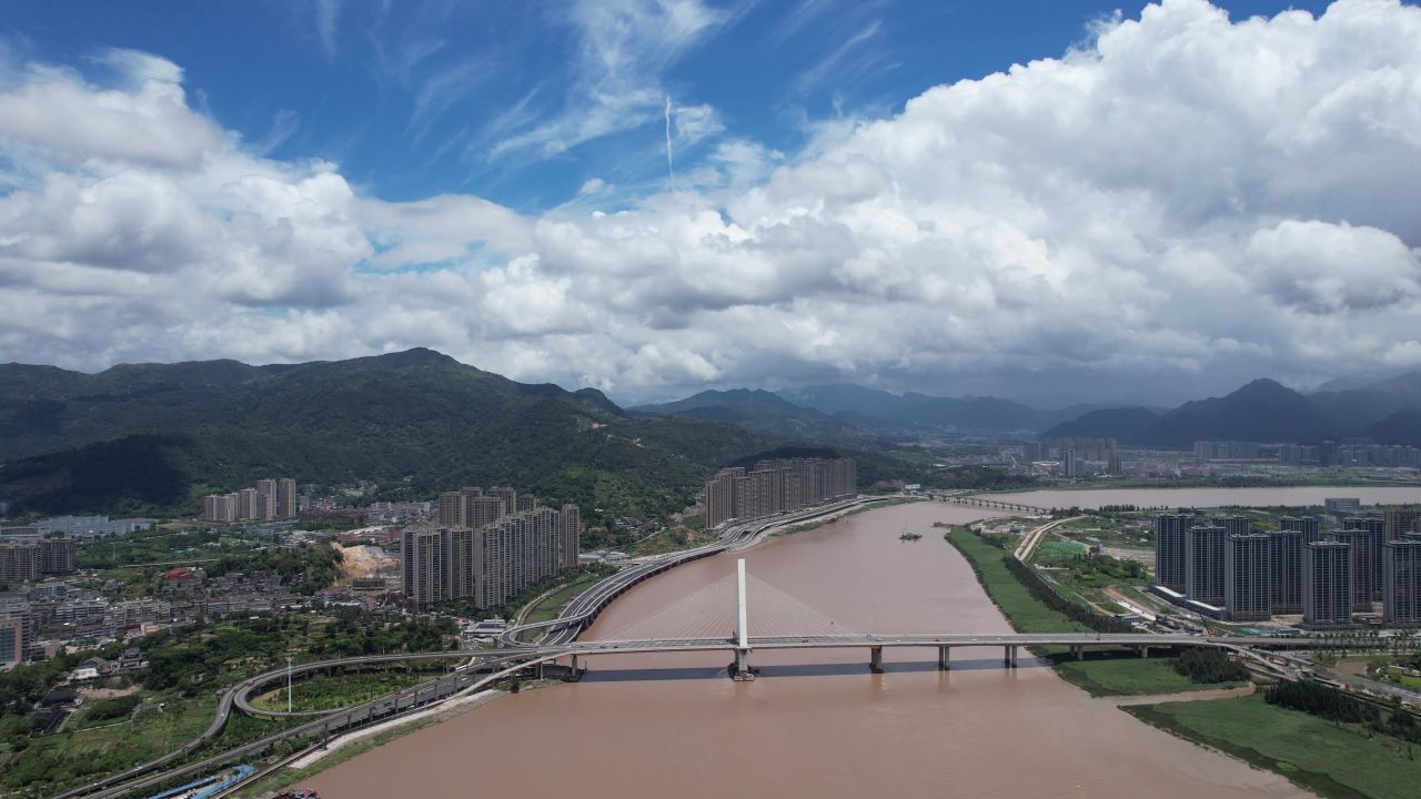 浙江温州瓯江城市高楼建筑蓝天白云航拍 